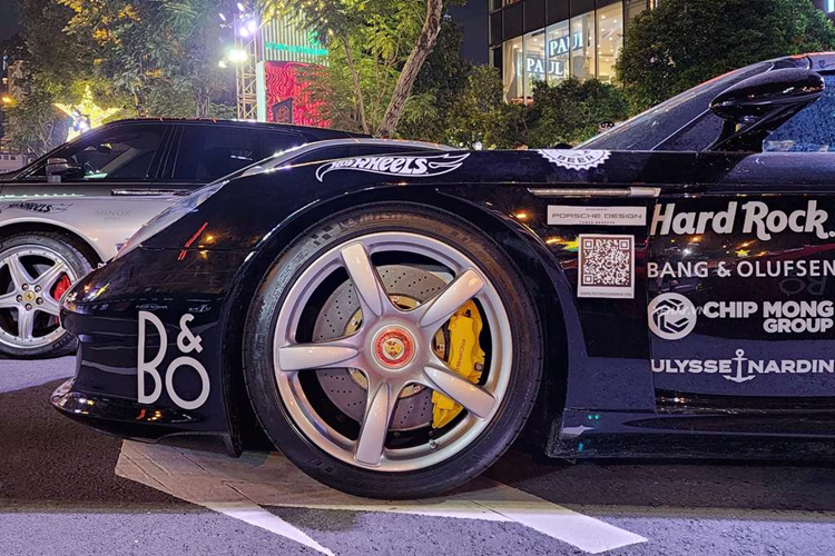 Cung cấp “sức mạnh” cho Porsche Carrera GT là khối động cơ xăng V10, dung tích 5,7 lít, sản sinh công suất tối đa 603 mã lực, kết hợp cùng hộp số sàn, và trọng lượng chỉ hơn 1.361 kg. Với khối động cơ này, Carrera GT có thể tăng tốc từ 0-100km/h chỉ sau 3,9 giây.