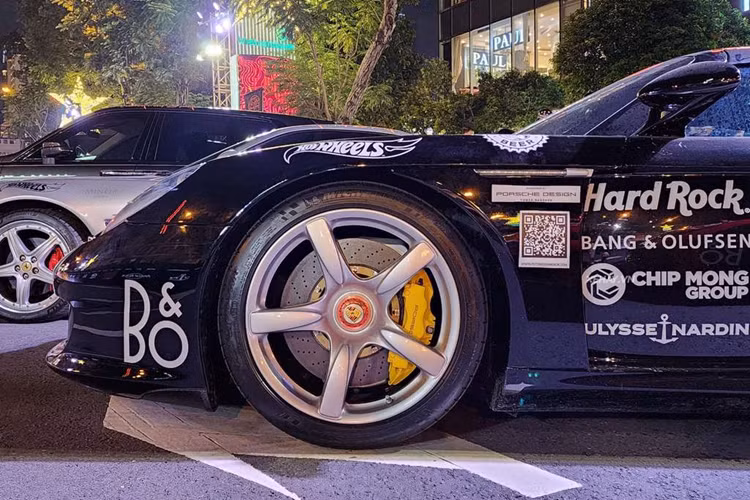 Cung cấp “sức mạnh” cho Porsche Carrera GT là khối động cơ xăng V10, dung tích 5,7 lít, sản sinh công suất tối đa 603 mã lực, kết hợp cùng hộp số sàn, và trọng lượng chỉ hơn 1.361 kg. Với khối động cơ này, Carrera GT có thể tăng tốc từ 0-100km/h chỉ sau 3,9 giây.