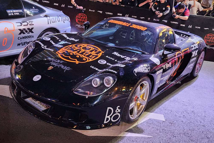 Tâm điểm của hành trình Gumball 3000 2024 tại Việt Nam vẫn là hoạt động khai mạc Gumball Grid, nơi quy tụ hơn 100 chiếc siêu xe, xe thể thao trên khắp thế giới, đã được tổ chức vào ngày 14/9. Không ít trong số này là những chiếc xe đắt giá, độc bản hiếm có trên thế giới và sẽ thật thiếu sót nếu không nhắc đến siêu phẩm Porsche Carrera GT của đại gia Thái Lan.