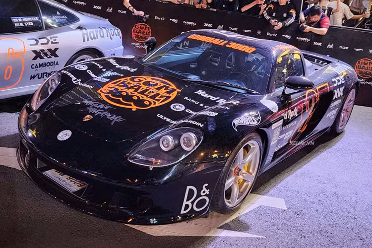 Tâm điểm của hành trình Gumball 3000 2024 tại Việt Nam vẫn là hoạt động khai mạc Gumball Grid, nơi quy tụ hơn 100 chiếc siêu xe, xe thể thao trên khắp thế giới, đã được tổ chức vào ngày 14/9. Không ít trong số này là những chiếc xe đắt giá, độc bản hiếm có trên thế giới và sẽ thật thiếu sót nếu không nhắc đến siêu phẩm Porsche Carrera GT của đại gia Thái Lan.