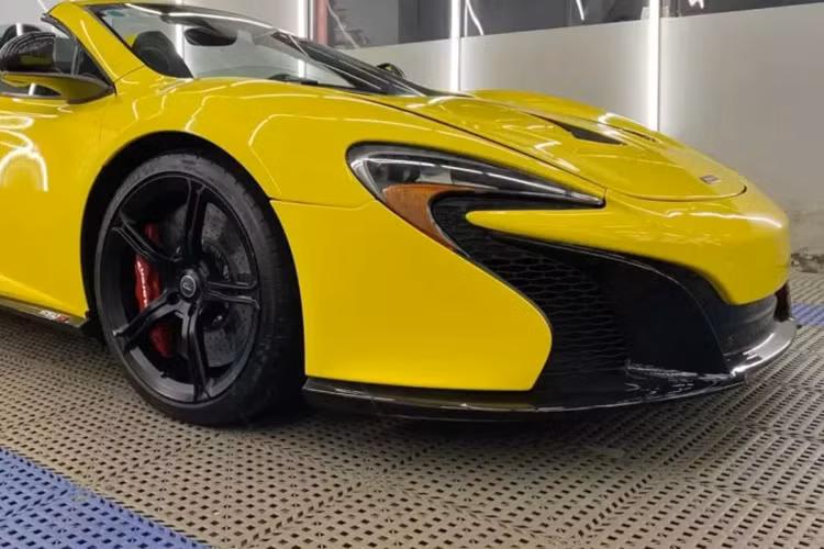 Theo tìm hiểu, màu sơn vàng của chiếc McLaren 650S Spider biển Hà Nội là 30K-708.01 thực chất là dán đề-can, và nắp capô độ phong cách siêu xe triệu đô McLaren P1 cũng đã cho biết, lý lịch của chiếc xe này từng mang rất nhiều màu sơn khác nhau.