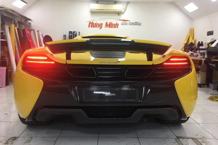 Điểm hấp dẫn của McLaren 650S Spider là việc xe chỉ mất 14 đến 16 giây để có thể đóng hoặc hạ mui xuống, quá trình này được thực hiện thông qua 1 nút bấm trong khoang lái, khi xe chạy với tốc độ dưới 50 km/h, người lái cũng có thể mở mui.