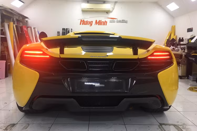 Điểm hấp dẫn của McLaren 650S Spider là việc xe chỉ mất 14 đến 16 giây để có thể đóng hoặc hạ mui xuống, quá trình này được thực hiện thông qua 1 nút bấm trong khoang lái, khi xe chạy với tốc độ dưới 50 km/h, người lái cũng có thể mở mui.