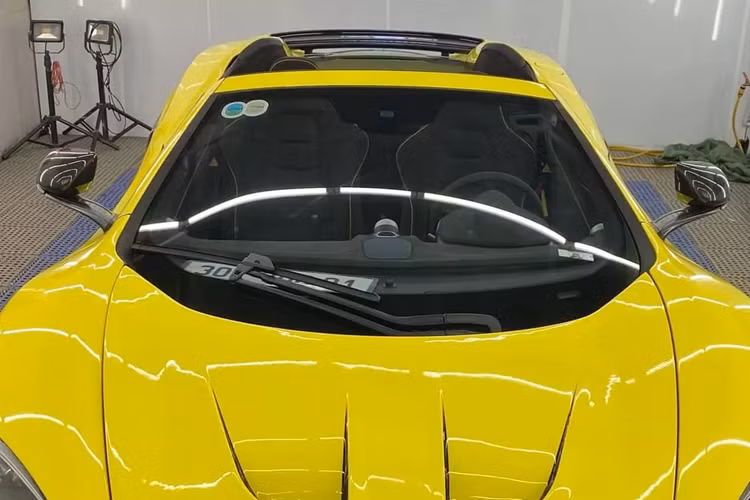 Chiếc xe này có ngoại thất màu vàng và ở Việt Nam, chỉ có duy nhất 1 xe McLaren 650S Spider mui trần lúc nhập về nước sở hữu màu sơn vàng óng ả này.