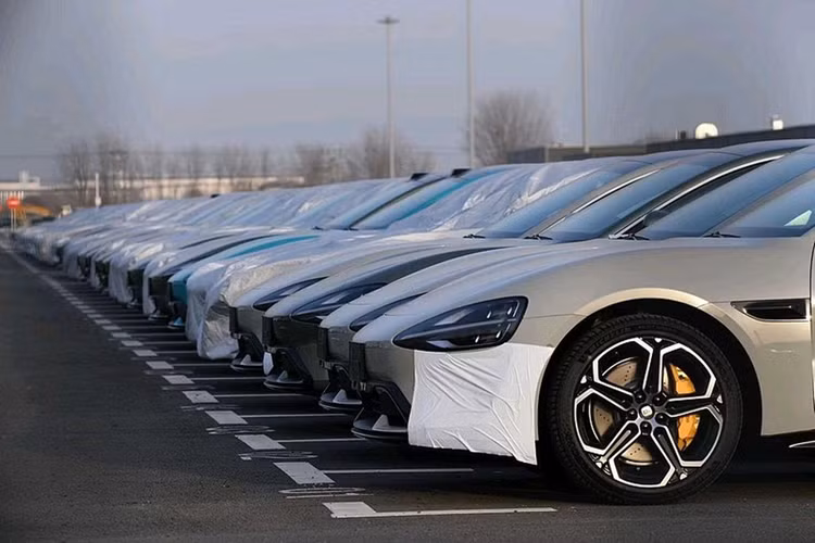 Hàng trăm chiếc Xiaomi SU7 2024 mới đã được phát hiện ở bãi đậu xe gần nhà máy ở Bắc Kinh, điều này cho thấy quá trình sản xuất hàng loạt của mẫu xe này đã được bắt đầu. Hình ảnh còn cho thấy Xiaomi SU7 có thêm ba màu mới gồm xanh xám, cam và tím than, bên cạnh màu xanh biếc cùng các màu cơ bản đã được giới thiệu trước đó.