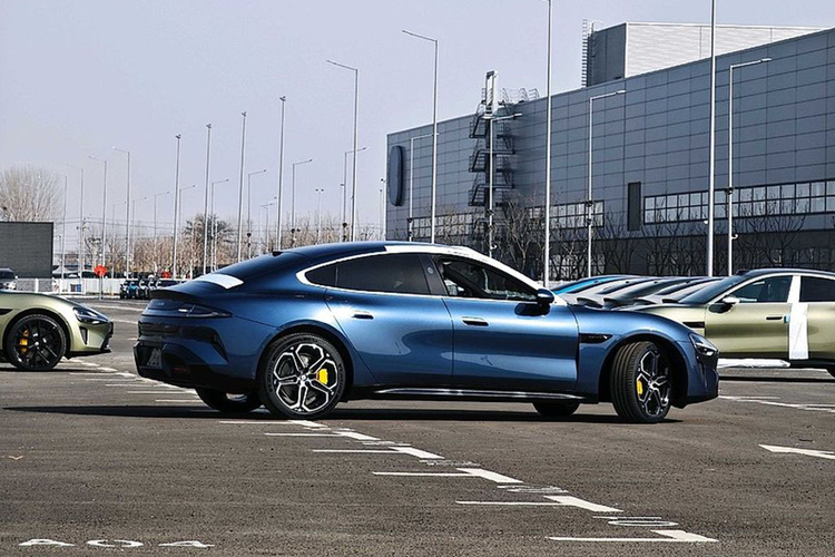 SU7 là mẫu sedan cỡ trung có kích thước chiều dài x rộng x cao lần lượt là 4.997 x 1.963 x 1.440/1.455 mm, cùng chiều dài cơ sở 3.000 mm. Kích thước này có phần lớn hơn Tesla Model 3 của Elon Musk. Theo Xiaomi, SU7 có khả năng cản gió chỉ Cd 0,195, đây là mức thấp nhất trong số các xe sản xuất trên toàn thế giới.