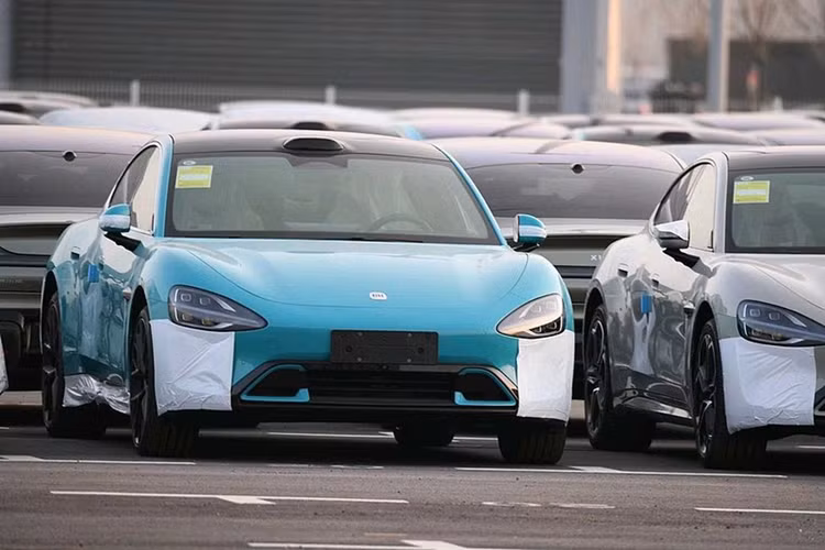 Là “con cưng” của Xiaomi - là nhà sản xuất smartphone nổi tiếng thế giới nên không có gì đáng ngạc nhiên khi SU7 được trang bị hàng loạt công nghệ tiên tiến bao gồm: cảm biến LiDAR, 11 camera HD, 3 radar sóng milimet và 12 radar siêu âm, hỗ trợ lái xe bán tự động và đỗ xe tự động.