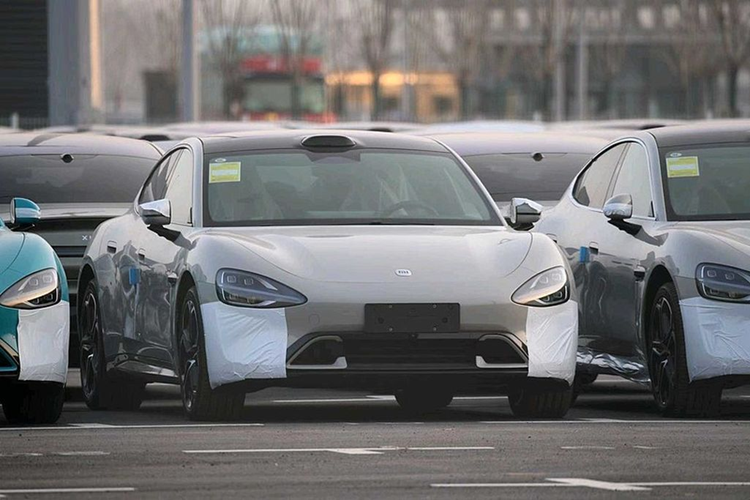 Dự kiến, trong năm 2024, Xiaomi dự định sẽ thử nghiệm khả năng tự lái trong đô thị cho SU7. Xiaomi SU7 sẽ có cả phiên bản dẫn động cầu sau RWD và dẫn động 4 bánh toàn thời gian AWD. Bản RWD dùng 1 mô-tơ điện nằm trên cầu sau, tạo ra công suất tối đa 295 mã lực.