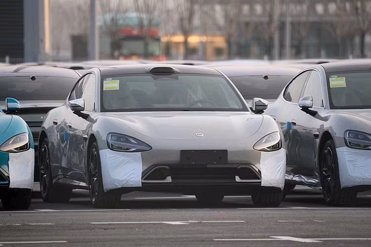 Dự kiến, trong năm 2024, Xiaomi dự định sẽ thử nghiệm khả năng tự lái trong đô thị cho SU7. Xiaomi SU7 sẽ có cả phiên bản dẫn động cầu sau RWD và dẫn động 4 bánh toàn thời gian AWD. Bản RWD dùng 1 mô-tơ điện nằm trên cầu sau, tạo ra công suất tối đa 295 mã lực.