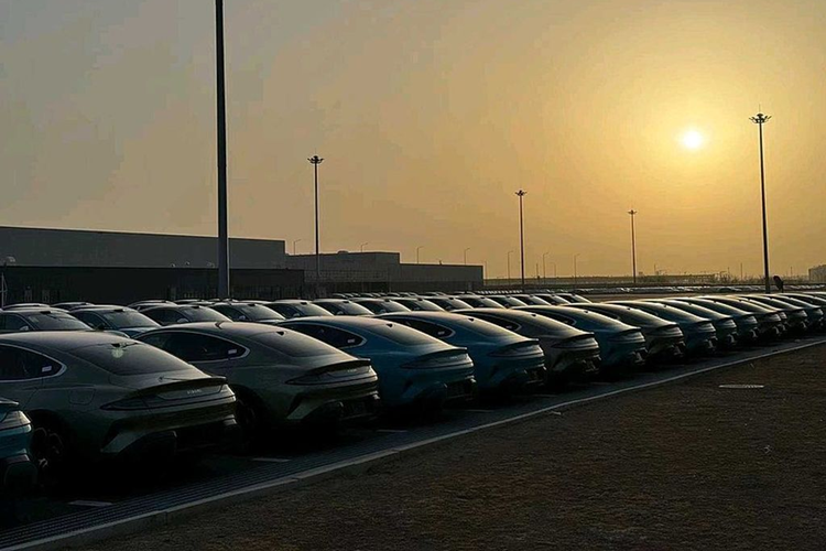 Theo truyền thông Trung Quốc, xe điện Xiaomi SU7 được dự kiến bàn giao vào quý II/2024 và sẽ ra mắt tại sự kiện MWC 2024 ở Barcelona để chào sân thị trường quốc tế.