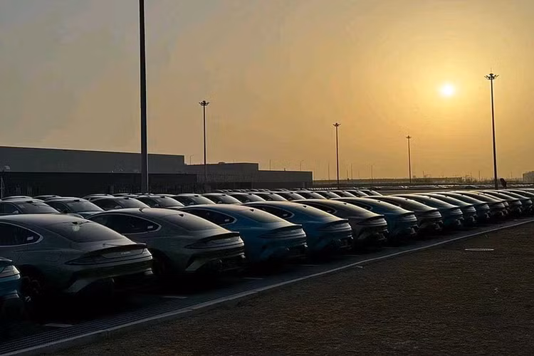 Theo truyền thông Trung Quốc, xe điện Xiaomi SU7 được dự kiến bàn giao vào quý II/2024 và sẽ ra mắt tại sự kiện MWC 2024 ở Barcelona để chào sân thị trường quốc tế.