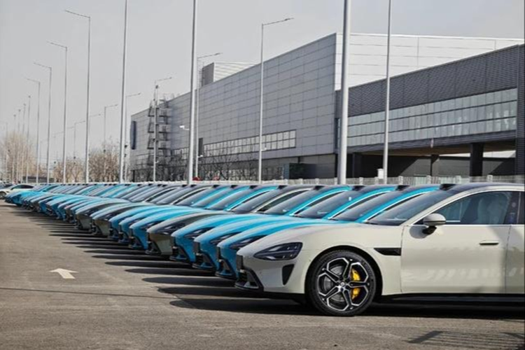 Đối tượng khách hàng mà Xiaomi SU7 hướng tới là trung cấp và cao cấp. Truyền thông địa phương cho biết giá xe Xiaomi SU7 2024 dự kiến sẽ của mẫu xe này rơi vào khoảng 35.176 - 52.061 USD (tương đương 840 triệu - 1,2 tỷ đồng).