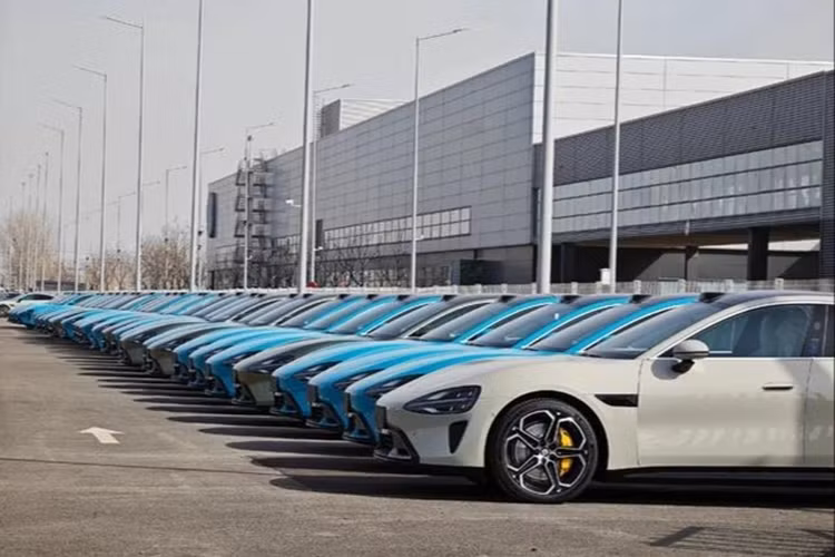 Đối tượng khách hàng mà Xiaomi SU7 hướng tới là trung cấp và cao cấp. Truyền thông địa phương cho biết giá xe Xiaomi SU7 2024 dự kiến sẽ của mẫu xe này rơi vào khoảng 35.176 - 52.061 USD (tương đương 840 triệu - 1,2 tỷ đồng).