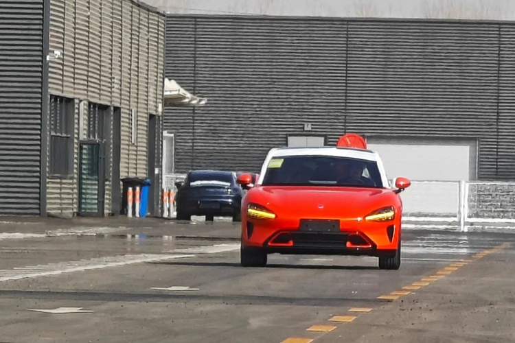 Trong khi đó, bản AWD có thêm mô-tơ điện mạnh 369 mã lực trên cầu trước, cho sức mạnh tổng cộng 664 mã lực. Xe dùng pin LFP 73,6 kWh của BYD hoặc pin ternary (NMC) 101 kWh của CATL. Pin của BYD mang đến phạm vi di chuyển là 628 km và 668 km, tùy phiên bản.