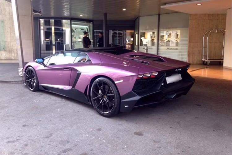 Còn siêu xe Lamborghini Revuelto LB744 sử dụng hệ truyền động plug-in hybrid (PHEV), máy xăng V12 tạo ra công suất tối đa 825 mã lực tại tua máy 9.250 vòng/phút, cao hơn 125 mã lực so với Aventador. Kết hợp với mô-tơ điện, động cơ của siêu xe này tạo ra công suất tổng cộng 1.015 mã lực.