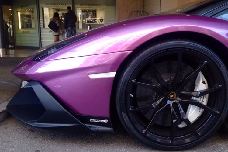 Những trang bị ấn tượng này cho phép Lamborghini Aventador SVJ Roadster tăng tốc từ vị trí đứng yên lên 100 km/h chỉ trong thời gian 2,9 giây, chậm hơn 0,1 giây so với bản Coupe và 0-200 km/h trong 8,8 giây. Vận tốc tối đa của siêu xe mui trần Lamborghini Aventador SVJ Roadster sẽ là 350 km/h.