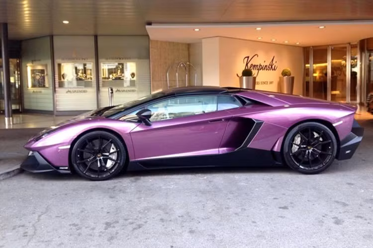 Nếu cần bỏ mui, các khách hàng thao tác khá đơn giản chỉ cần ấn nút được đặt sẵn sau trần xe. Phần mui tháo ra sẽ được để ở khoang hành lý phía trước. Ngoài ra, xe còn có nắp khoang động cơ thiết kế lại và có thêm 1 cửa sổ thứ 3, sau hàng ghế ngồi.