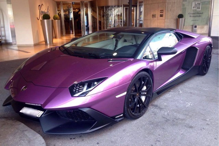 Siêu xe mui trần Lamborghini Aventador SVJ LP770-4 Roadster có sự khác biệt rõ ràng nhất so với bản coupe chính là "mái nhà" bằng sợi carbon có thể tháo lắp dễ dàng bằng tay. Mui xe chia thành hai phần riêng biệt giống với Aventador SV Roadster tại Việt Nam, mỗi chiếc mui của Aventador SVJ Roadster có trọng lượng khoảng 6 kg.