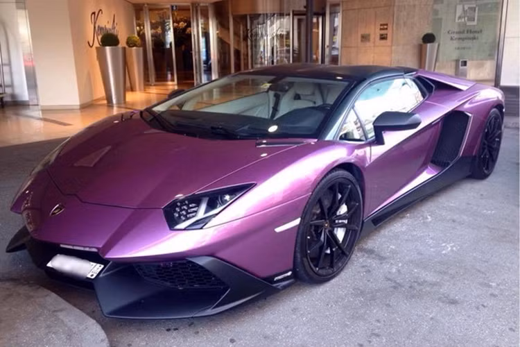 Siêu xe mui trần Lamborghini Aventador SVJ LP770-4 Roadster có sự khác biệt rõ ràng nhất so với bản coupe chính là "mái nhà" bằng sợi carbon có thể tháo lắp dễ dàng bằng tay. Mui xe chia thành hai phần riêng biệt giống với Aventador SV Roadster tại Việt Nam, mỗi chiếc mui của Aventador SVJ Roadster có trọng lượng khoảng 6 kg.