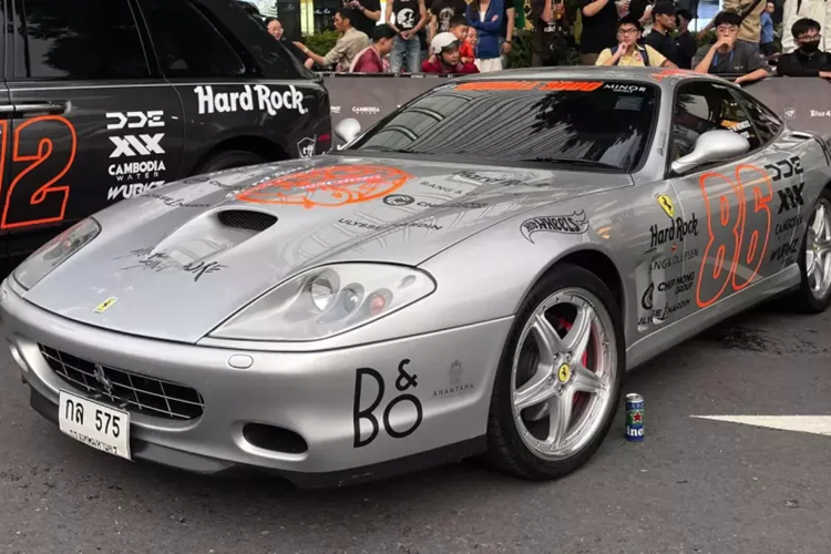 Ngay khi có mặt tại đại lộ Lê Lợi, quận 1, TP HCM, chiếc siêu xe Ferrari 575M Maranello đã ngay lập tức thu hút sự chú ý khi đỗ cạnh 1 siêu phẩm khác cũng đến từ Thái Lan, chiếc xe Porsche Carrera GT siêu hiếm, siêu đắt và siêu mạnh.