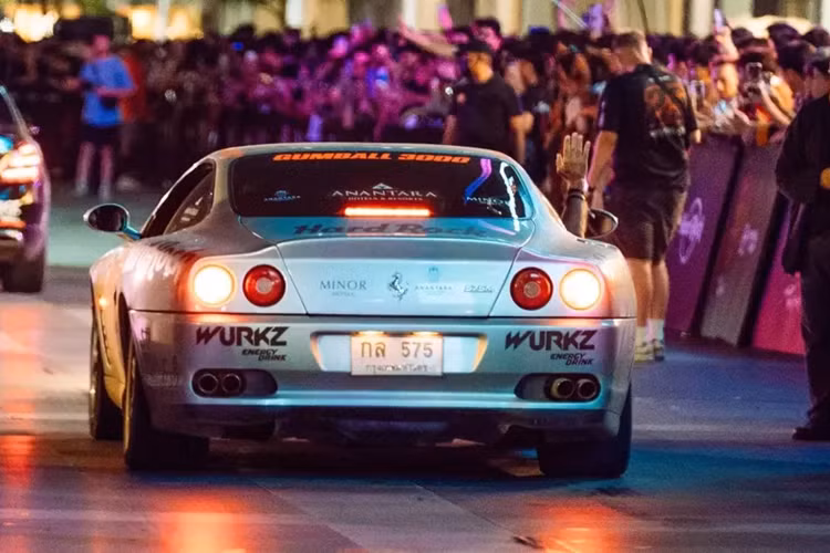 Nếu bạn nghe đến cái tên Ferrari 575M Maranello khá xa lạ, thì đây chính là đàn anh của Ferrari 599 GTB, dòng siêu xe này chỉ được sản xuất đúng 4 năm, từ năm 2002 đến 2006, đúng tiêu chí của hãng xe ngựa chồm và đương nhiên rồi, nó được trang bị cổ máy V12 danh tiếng.