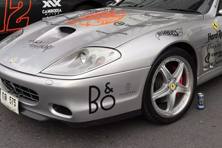 Cụ thể, Ferrari 575M Maranello được lắp động cơ phía trước, dẫn động cầu sau, cổ máy của xe là V12, dung tích 5.7 lít, hút khi tự nhiên, dung tích 5.748 cc, đường kính trong x hành trình piston : 89 mm × 77 mm, hệ thống truyền động van DOHC mỗi dãy, 4 van mỗi xi-lanh, dầu bôi trơn khô.