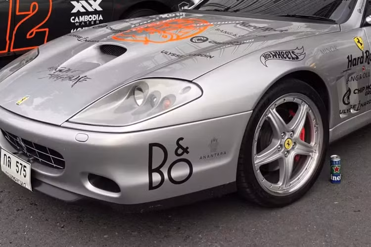 Cụ thể, Ferrari 575M Maranello được lắp động cơ phía trước, dẫn động cầu sau, cổ máy của xe là V12, dung tích 5.7 lít, hút khi tự nhiên, dung tích 5.748 cc, đường kính trong x hành trình piston : 89 mm × 77 mm, hệ thống truyền động van DOHC mỗi dãy, 4 van mỗi xi-lanh, dầu bôi trơn khô.