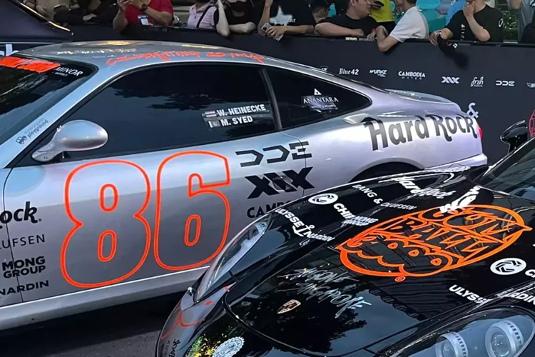 Có hai hộp số sáu cấp, hộp số sàn thông thường và, lần đầu tiên trên một chiếc Ferrari V12, hộp số sàn tự động "F1" do Graziano Trasmissioni chế tạo. Số hiệu mẫu 575 đề cập đến tổng dung tích động cơ tính bằng centilit, trong khi 'M' là viết tắt của modificata.