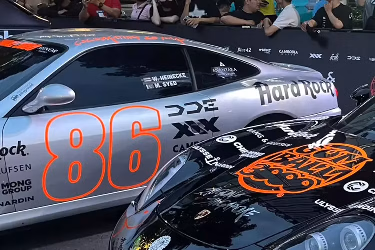 Có hai hộp số sáu cấp, hộp số sàn thông thường và, lần đầu tiên trên một chiếc Ferrari V12, hộp số sàn tự động "F1" do Graziano Trasmissioni chế tạo. Số hiệu mẫu 575 đề cập đến tổng dung tích động cơ tính bằng centilit, trong khi 'M' là viết tắt của modificata.