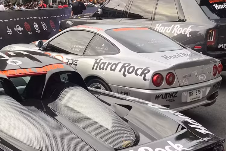 Đây là cặp siêu xe nổi bật nhất mà 2 đại gia Thái Lan mang đến tham dự hành trình siêu xe lớn nhất thế giới Gumball 3000 lần thứ 25, và 2 sắc màu đối lập, đen và bạc, cùng 2 thương hiệu có điểm chung hình con ngựa đen nhưng 1 bên ngựa chồm, và ngựa bao bọc trong khiêng.