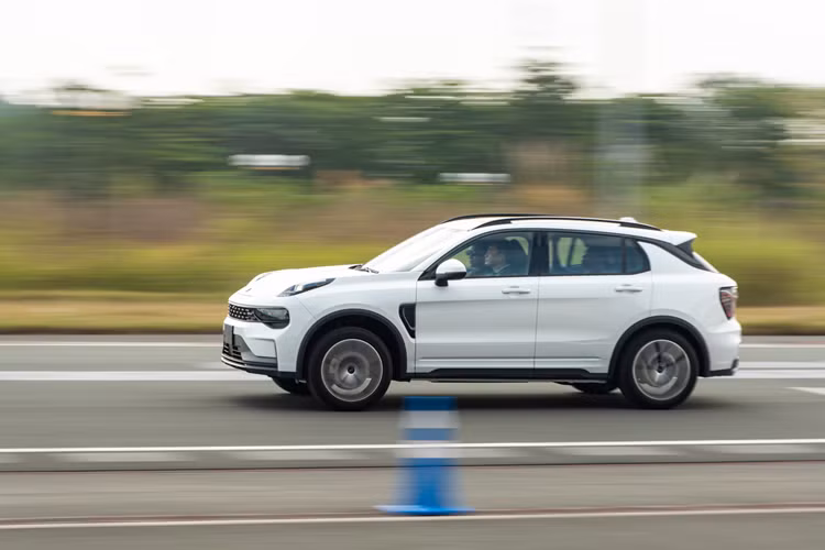 Mức giảm giá Lynk &amp; Co 01 của Geely cao nhất đã lên đến 40.000 nhân dân tệ (5.680 đô la Mỹ) tại Trung Quốc, tương đương mức giảm 131 triệu đồng, điều này dẫn đến giá khởi điểm của mẫu xe này sau khi được điều chỉnh là 127.800 nhân dân tệ (18.150 đô la Mỹ), khoảng 420 triệu đồng.