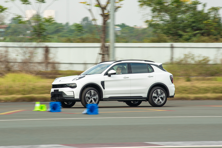 Tuy nhiên, thời gian diễn ra sự kiện giảm giá Lynk &amp; Co 01 chỉ trong tháng 10/2024 này, và nó không hẳn là giảm hết tiền mặt, thay vào đó, khách mua xe chỉ được giảm tiền mặt 12.000 nhân dân tệ (1.700 đô la Mỹ), khoảng 39 triệu đồng, trợ cấp đổi xe 19.000 nhân dân tệ (2.700 đô la Mỹ), phiếu giảm giá 1.000 nhân dân tệ (140 đô la Mỹ), v.v.