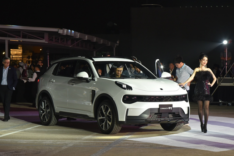 Nền tảng tương tự cũng hỗ trợ Volvo XC40. Kích thước của chiếc xe SUV Lynk &amp; Co 01 là 4549/1860/1689 mm với chiều dài cơ sở là 2734 mm. Xe có đèn chạy ban ngày đặc biệt, đèn pha tích hợp vào cản trước và hai cụm đèn hậu kéo dài.