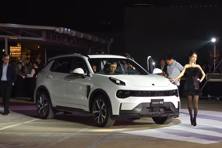 Nền tảng tương tự cũng hỗ trợ Volvo XC40. Kích thước của chiếc xe SUV Lynk &amp; Co 01 là 4549/1860/1689 mm với chiều dài cơ sở là 2734 mm. Xe có đèn chạy ban ngày đặc biệt, đèn pha tích hợp vào cản trước và hai cụm đèn hậu kéo dài.