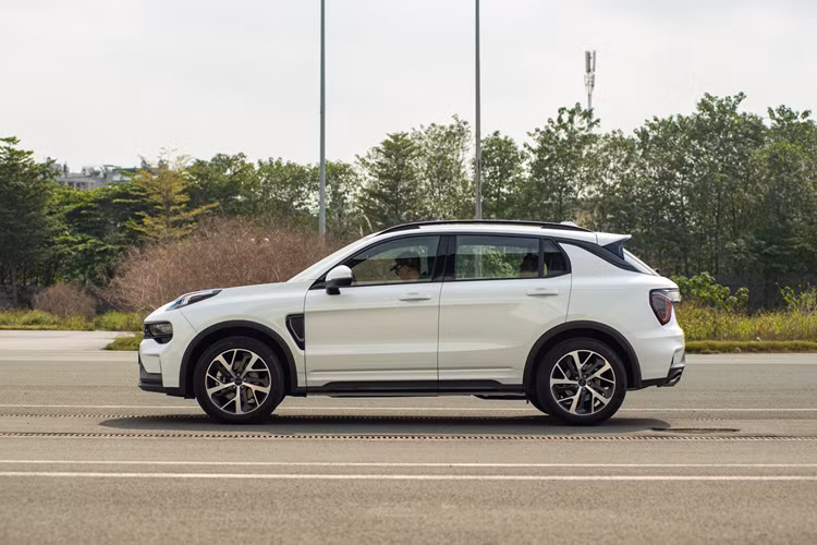 Dưới nắp ca-pô, Lynk &amp; Co 01 có động cơ xăng tăng áp 2 lít cho công suất 187 kW (251 mã lực) và 350 Nm. Nó được ghép nối với hộp số tự động Aisin 8 cấp. Lynk &amp; Co 01 có sẵn với hệ dẫn động 2WD và 4WD.