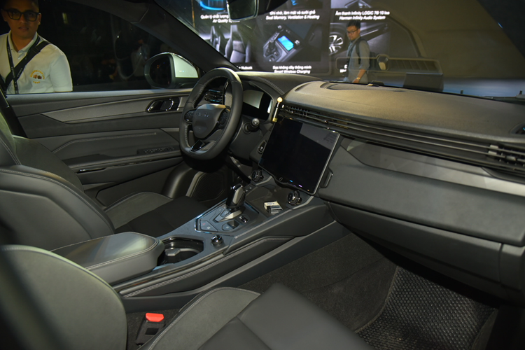 Các lợi ích khác bao gồm bảo hành xe trọn đời và hỗ trợ trên đường cho chủ sở hữu đầu tiên. Lynk &amp; Co 01 là một chiếc SUV nhỏ gọn dựa trên kiến trúc mô-đun CMA.