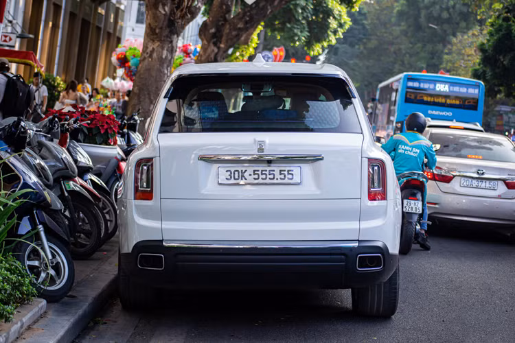 "Trái tim" của SUV siêu sang Rolls-Royce Cullinan là khối động cơ V12, tăng áp kép, dung tích 6.75 lít, sản sinh công suất tối đa 563 mã lực và mô-men xoắn cực đại 850 Nm tại vòng tua máy 1.600 vòng/phút.