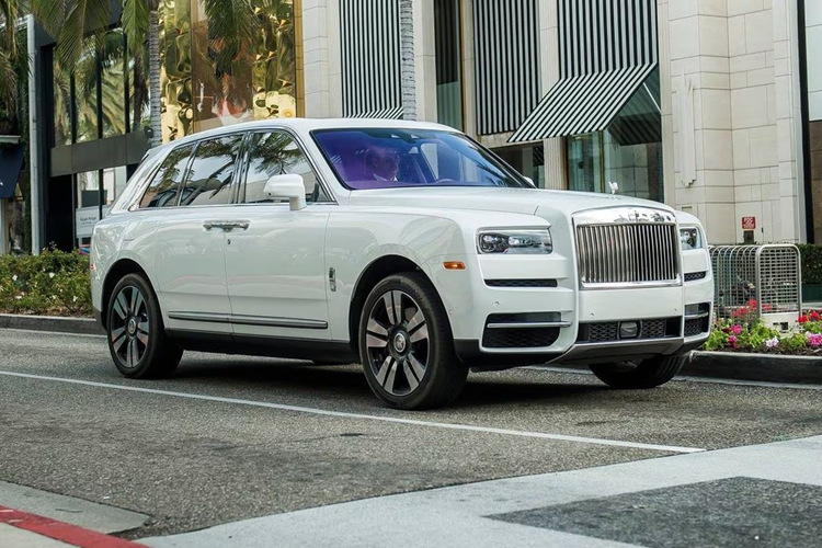 Rolls-Royce Cullinan có tốc độ tối đa được giới hạn 250 km/h, chỉ bằng các mẫu sedan hạng sang nhưng cảm nhận lái thì đứng hàng đầu. Hộp số của xe tích hợp bộ trợ giúp định vị vệ tinh SAT nên việc sang số rất nhẹ nhàng.