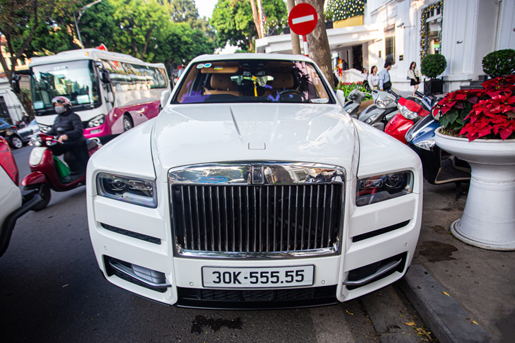 Chiếc Rolls-Royce Cullinan mà chúng tôi muốn nhắc đến, đó chính là mẫu SUV siêu sang đã được 1 đại gia đăng ký cho biển số đấu giá 30K-555.55, từng gây xôn xao mạng xã hội cách đây 4 tháng vì mức trúng đấu giá rất cao.
