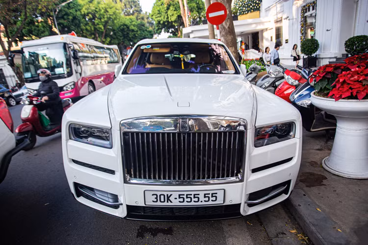 Chiếc Rolls-Royce Cullinan mà chúng tôi muốn nhắc đến, đó chính là mẫu SUV siêu sang đã được 1 đại gia đăng ký cho biển số đấu giá 30K-555.55, từng gây xôn xao mạng xã hội cách đây 4 tháng vì mức trúng đấu giá rất cao.