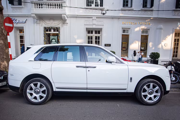 Hiện tại, giá xe Rolls-Royce Cullinan từ 32 tỷ đến 45 tỷ đồng, theo 1 số nguồn tin, chiếc SUV siêu sang Rolls-Royce Cullinan đeo biển số 30K-555.55 có giá trên 40 tỷ đồng, cộng thêm tiền biển số, giá lăn bánh của chiếc xe này đã trên 55 tỷ đồng.