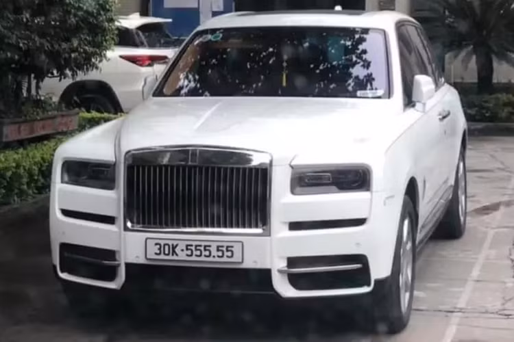 Rolls-Royce Cullinan siêu sang là 1 trong những dòng xe SUV hàng đầu thế giới, vì thế các đại gia Việt không thể bỏ qua mẫu xe này vào bộ sưu tập, ước tính đã có hơn 80 xe Rolls-Royce Cullinan được nhập khẩu về dải đất hình chữ S qua 2 đường là nhập khẩu không chính hãng, và chính hãng.