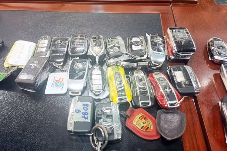 Đồng thời, các đối tượng đã tạo lập, quản lý 5 trang mạng có giao diện tiếng Anh để người tham gia hiểu lầm là giao dịch trên các sàn quốc tế, có uy tín, tạo niềm tin cho các nhà đầu tư.