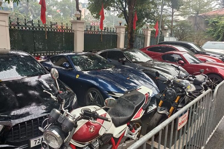 Trong đó, 316 tỷ đồng trong tài khoản; 9 tỷ đồng trái phiếu; 200 tỷ đồng sổ tiết kiệm; 69 tỷ đồng tiền mặt; 890 miếng vàng SJC; 246 kg vàng nguyên khối; 31 siêu xe; 7 môtô hạng sang; 59 đồng hồ nhãn hiệu nổi tiếng trị giá khoảng 300 tỷ đồng; 84 trang sức vàng, khảm kim cương; phong toả 125 bất động sản.