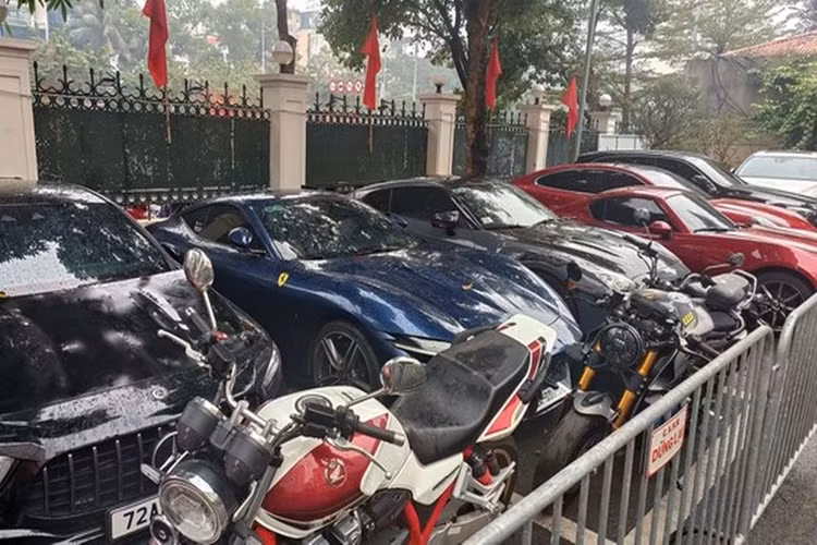 Trong đó, 316 tỷ đồng trong tài khoản; 9 tỷ đồng trái phiếu; 200 tỷ đồng sổ tiết kiệm; 69 tỷ đồng tiền mặt; 890 miếng vàng SJC; 246 kg vàng nguyên khối; 31 siêu xe; 7 môtô hạng sang; 59 đồng hồ nhãn hiệu nổi tiếng trị giá khoảng 300 tỷ đồng; 84 trang sức vàng, khảm kim cương; phong toả 125 bất động sản.