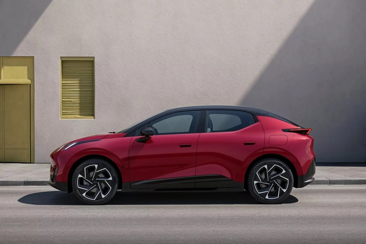 Một tính năng kỳ lạ khác là cái gọi là "dây đeo chia sẻ". Dây đeo này nằm cạnh vô lăng và công ty cho biết "chỉ cần kéo nhẹ là người dùng có thể đến thẳng ứng dụng chia sẻ ... để họ có thể bắt đầu chia sẻ xe của mình chỉ trong vài bước".