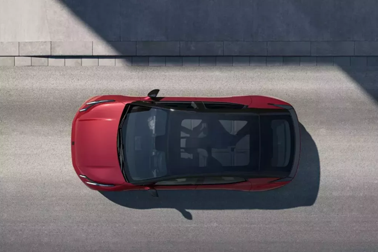 Những điểm nhấn đáng chú ý khác của Lynk &amp; Co 02 chạy điện bao gồm tay nắm cửa lắp chìm và cánh gió sau nổi bật với đèn hậu tích hợp. Trong một bước ngoặt kỳ lạ, mẫu xe này có tính năng “Hey Honk”, đây là âm thanh tùy chỉnh cho phép tương tác “thân thiện” với người đi bộ và những người tham gia giao thông khác.