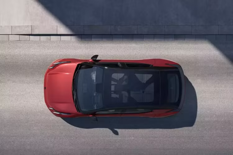 Những điểm nhấn đáng chú ý khác của Lynk &amp; Co 02 chạy điện bao gồm tay nắm cửa lắp chìm và cánh gió sau nổi bật với đèn hậu tích hợp. Trong một bước ngoặt kỳ lạ, mẫu xe này có tính năng “Hey Honk”, đây là âm thanh tùy chỉnh cho phép tương tác “thân thiện” với người đi bộ và những người tham gia giao thông khác.