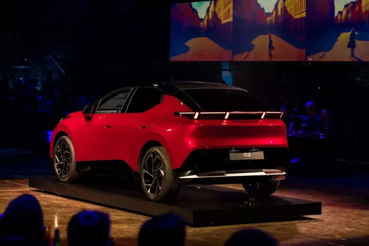 Điều này có nghĩa là mẫu xe này có cùng chiều dài với Toyota Corolla Cross , nhưng có thêm 4,6 inch (117 mm) giữa các bánh xe. Nội thất xe tối giản có bảng điều khiển 2 tầng và vô lăng hình bầu dục "lấy cảm hứng từ máy bay".