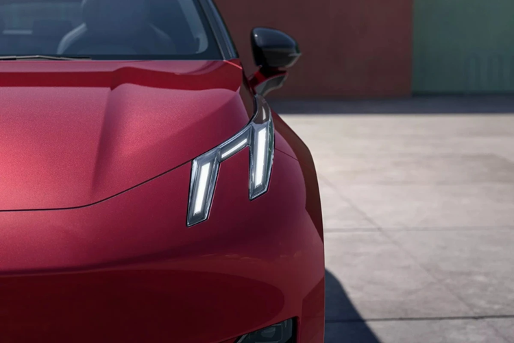 Điều này cho phép mẫu xe tăng tốc từ 0-62 dặm/giờ (0-100 km/giờ) trong 5,5 giây, trước khi đạt tốc độ tối đa 112 dặm/giờ (180 km/giờ). Nói về tốc độ, bộ sạc nhanh DC 150 kW có thể sạc pin từ 10% lên 80% chỉ trong 30 phút. Khi sạc đầy, tài xế có thể di chuyển tới 445 km chỉ với một lần sạc.